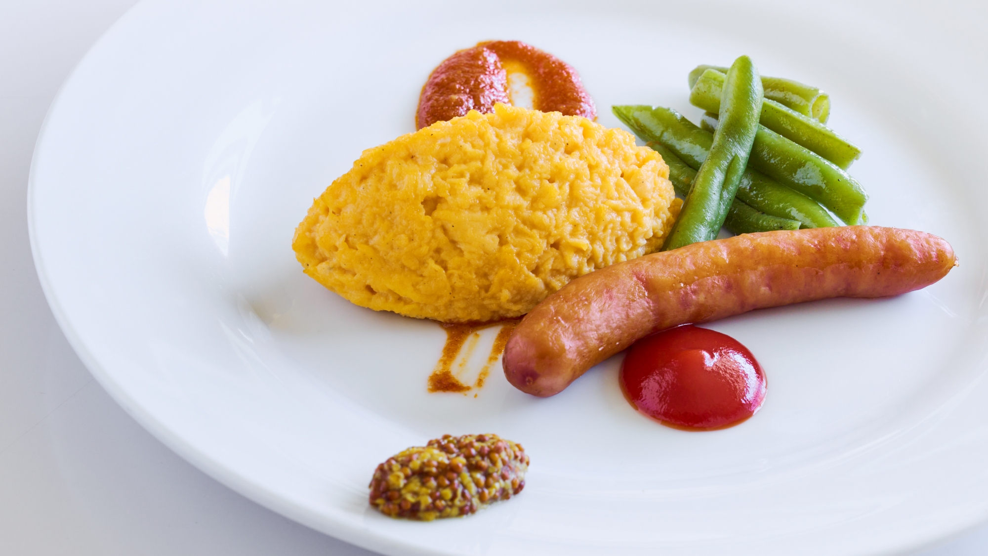*【朝食一例】卵料理の他、焼き立てパンやヨーグルトなどをご用意
