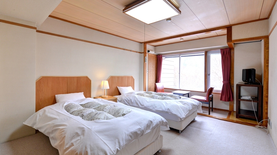 *ツイン（本館西側）/白を基調とした客室に注ぐ志賀高原の日差し。長野の大自然をお部屋からも感じて。