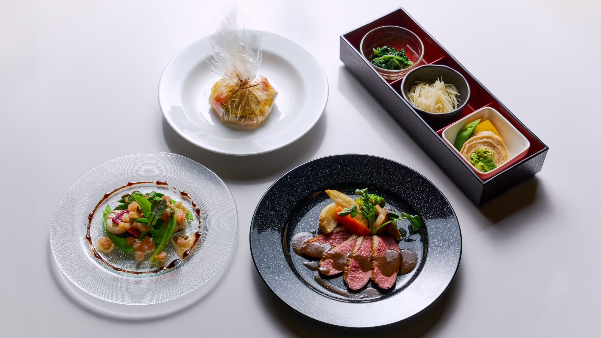 *【夕食一例】重箱（先付盛合わせ）・前菜（オードブル）・魚料理・肉料理の創作コース料理です