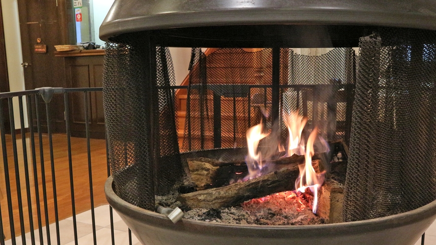 *食堂の暖炉／冬は暖かい暖炉のそばでゆっくりお食事をお楽しみください。