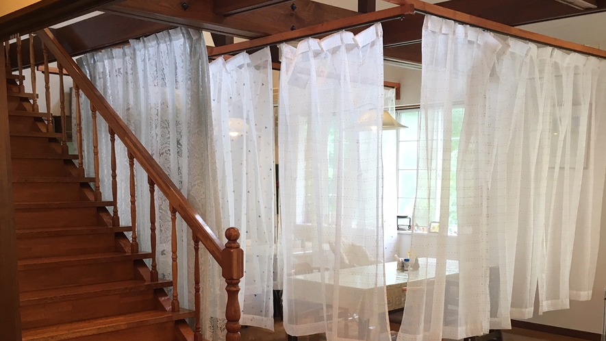 *食堂／新型コロナウィルス感染予防対策として仕切りのカーテンを設置しています。 