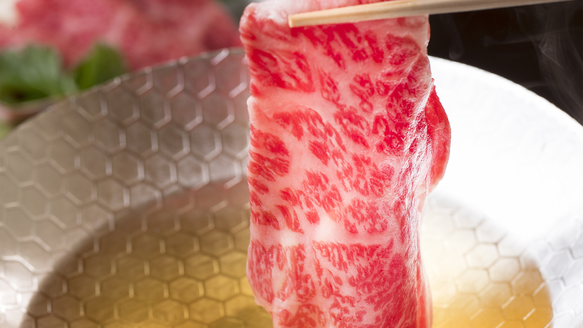 豊潤な旨み溢れる神戸牛をしゃぶしゃぶで。とろける食感とともにまろやかで上品な風味をご堪能下さい