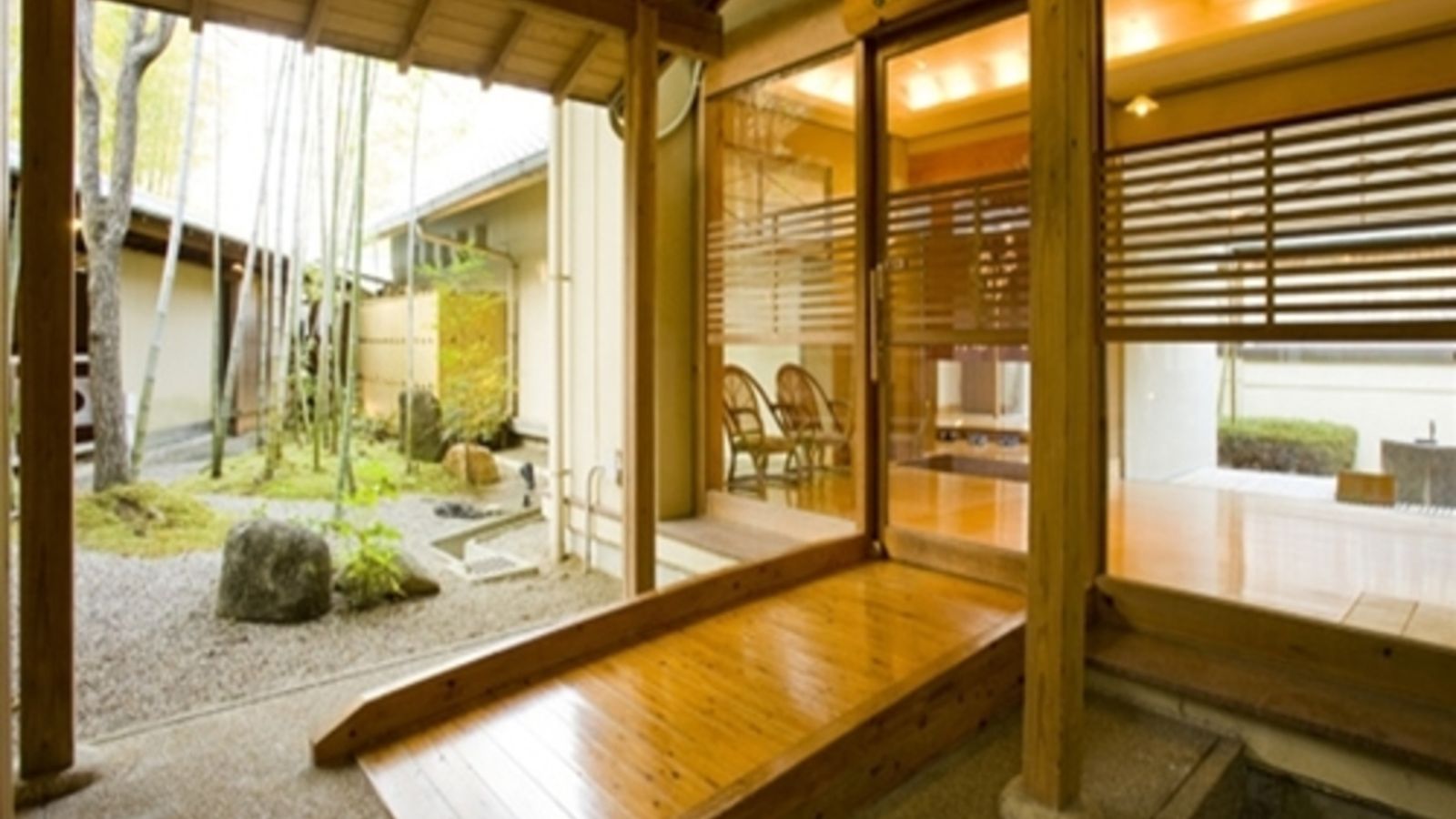 ■まろびね庵前