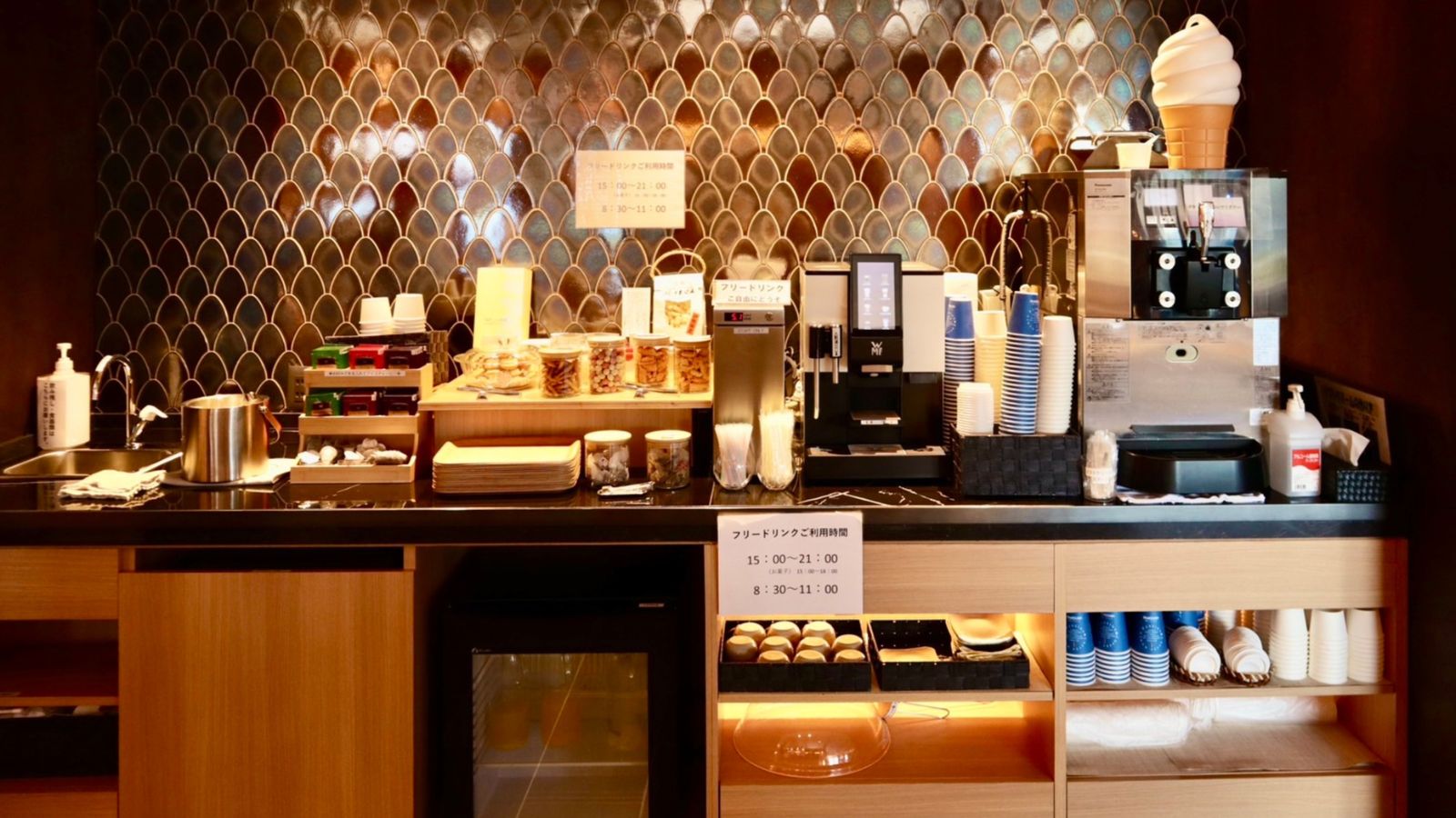 売店横フリードリンクコーナー