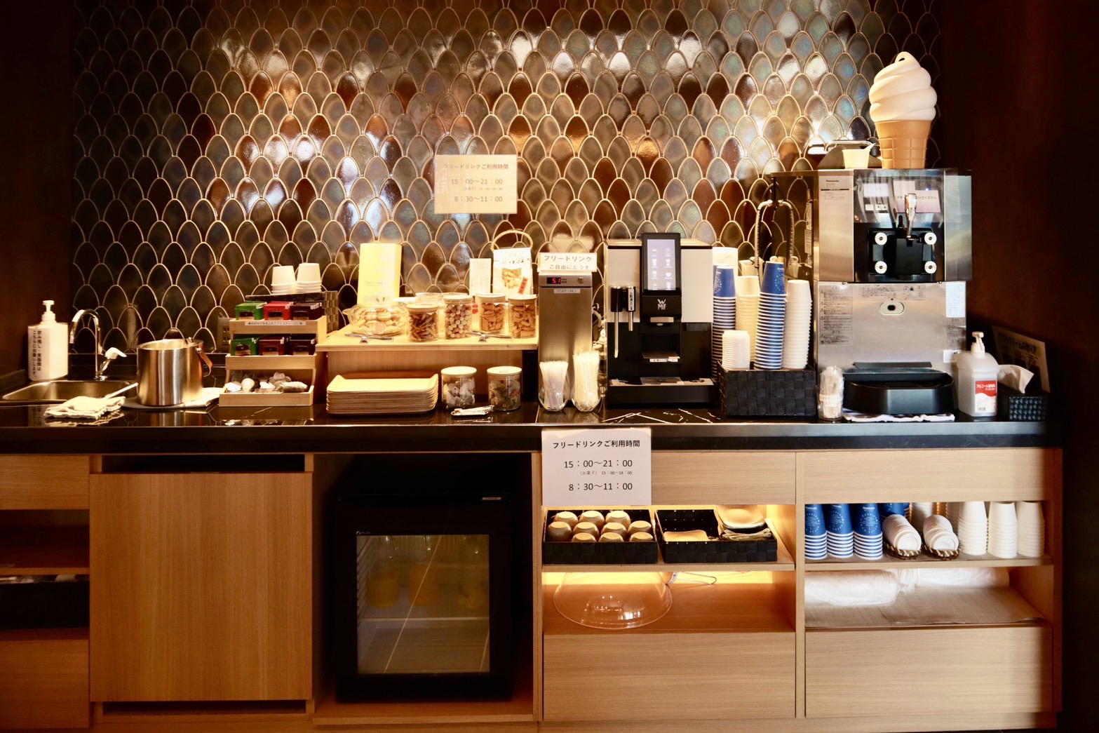 売店横フリードリンクコーナー