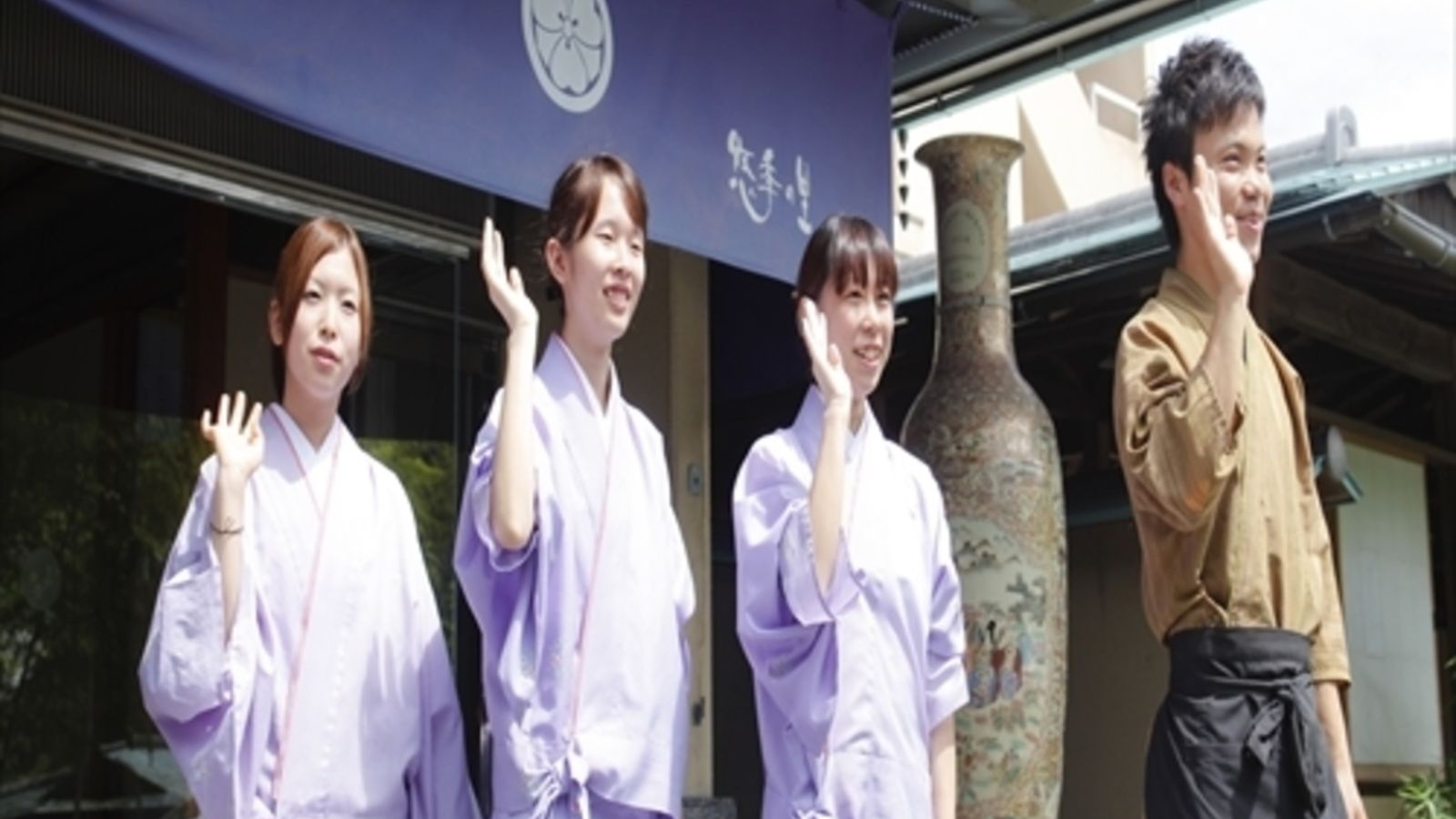 笑顔でお見送りするスタッフ