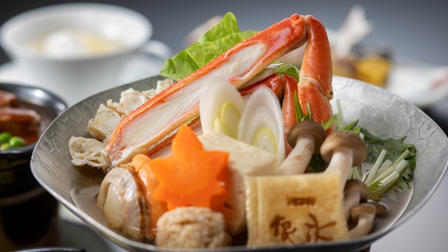 北海道産本ズワイガニと帆立貝の海鮮鍋