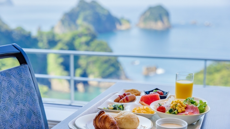 朝食は絶景ダイニングルームでのバイキングスタイル