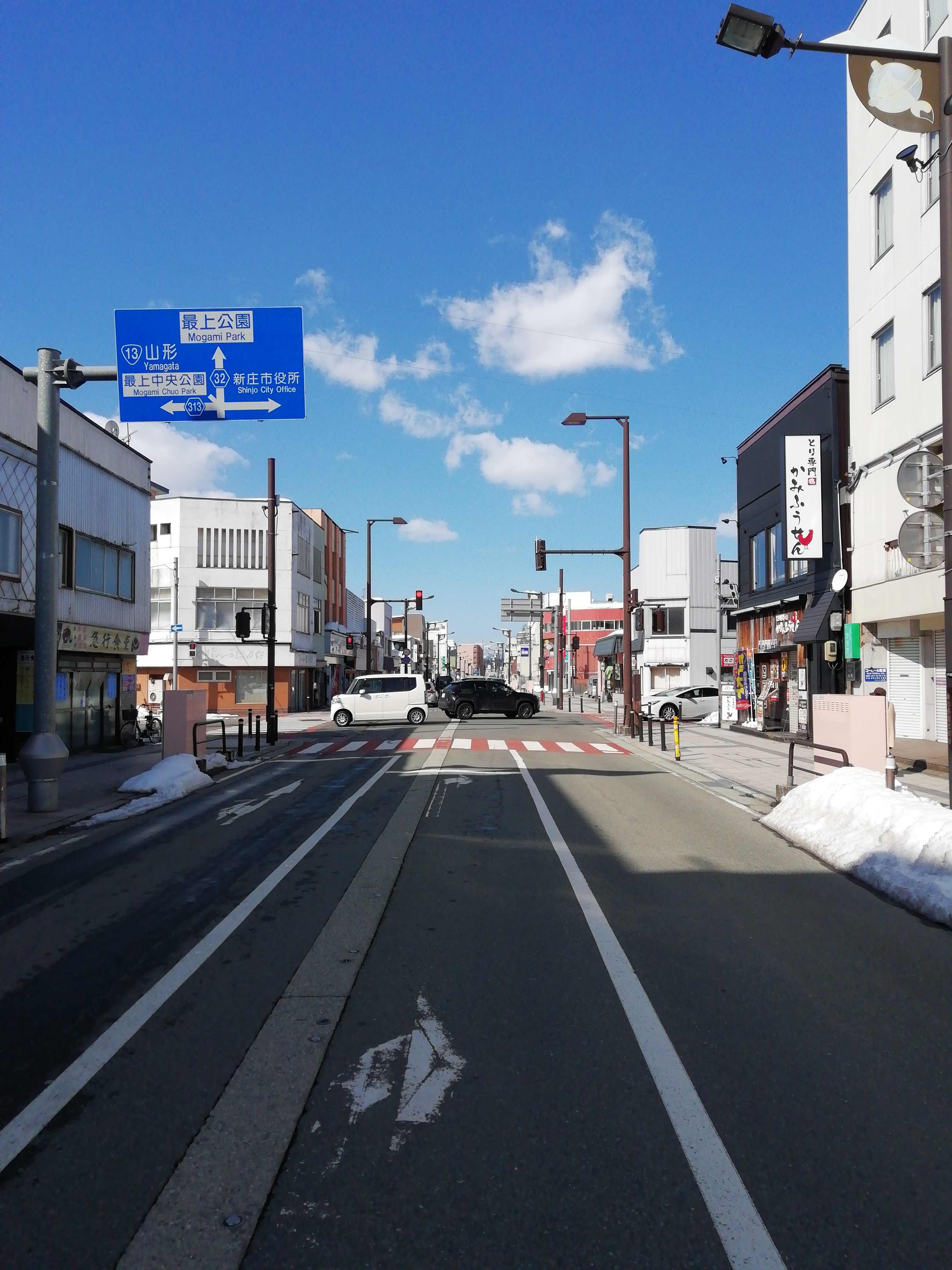 駅前交差点の信号を右折する