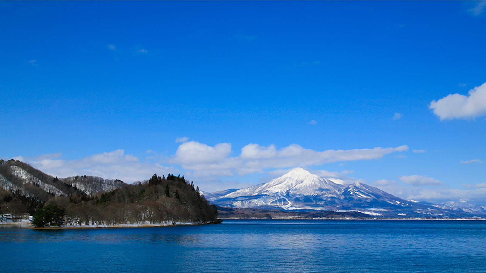 会津磐梯山と猪苗代湖（冬）イメージ