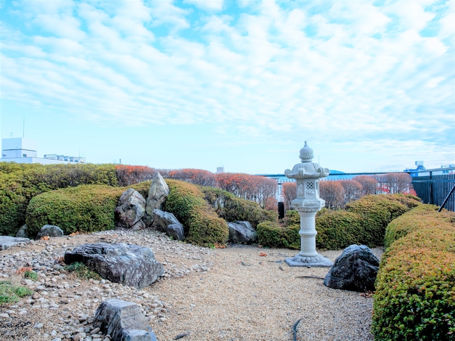 和室(27畳)から見える庭園