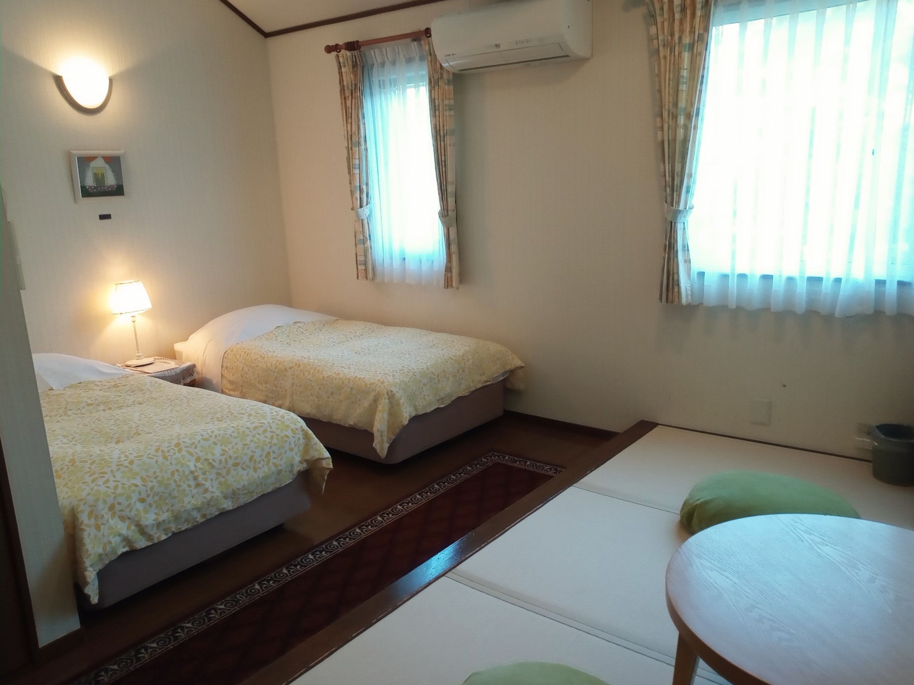 湖側・景色の良い和洋室(小あがり4畳+2ベッド)