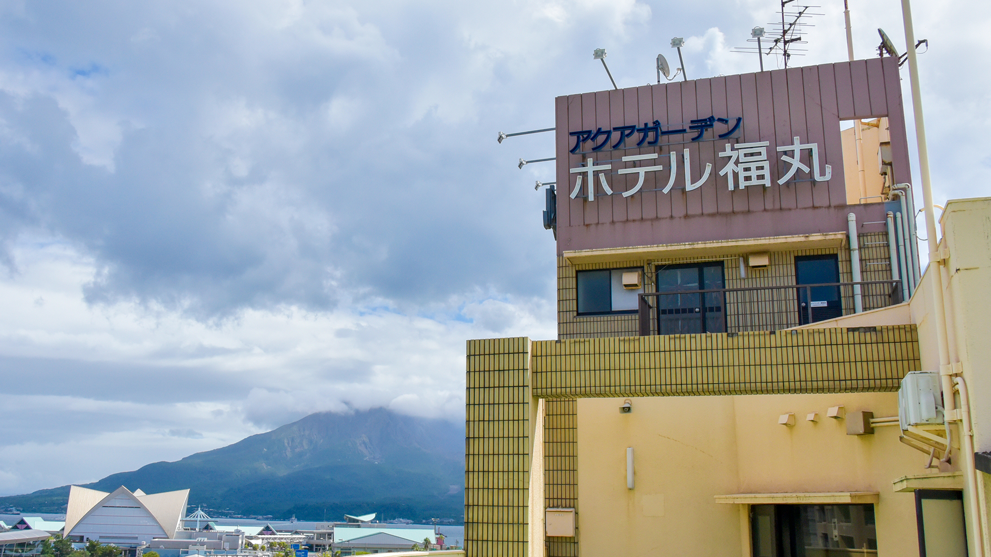 屋上の看板と桜島