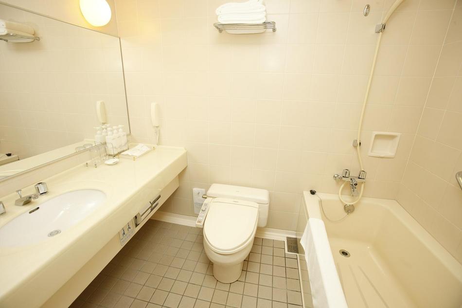 A spacious bathroom where you can stretch your legs and relax. (160cm x 75cm)
