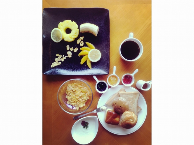 パン・フルーツ・ヨーグルト・コーヒー＆ジュース軽めの朝食