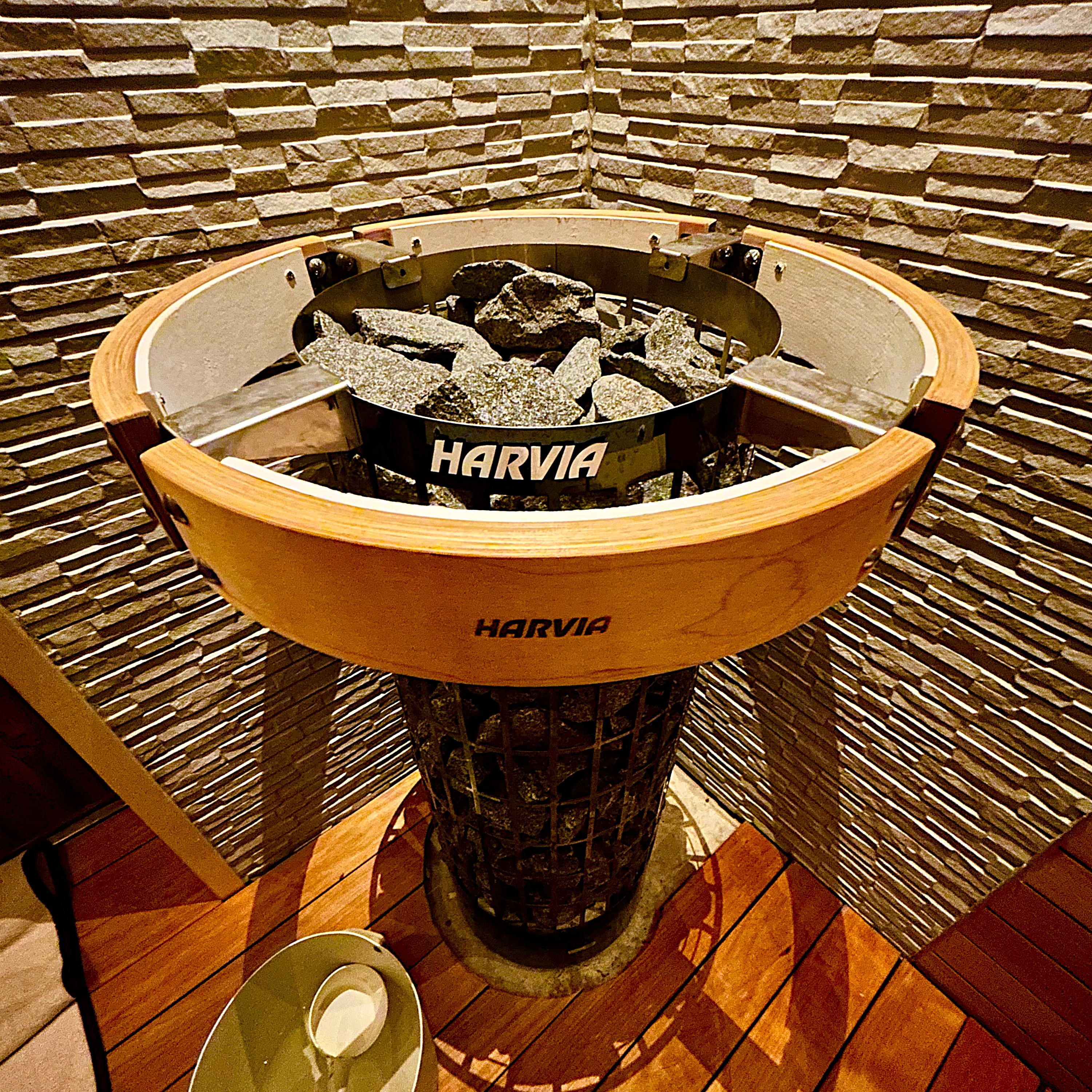 サウナストーブ 女湯（セルフロウリュ式）