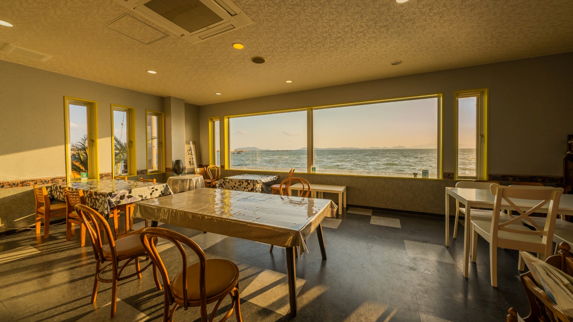 *【館内】海を眺めながらお召し上がりいただけるお食事処
