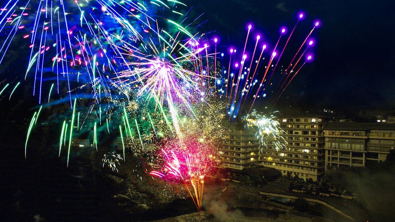 冬の夜空を彩るクリスマス花火【金目鯛銀鱗焼きと伊勢海老・鮑】銀の海から贈るベーシック会席［海コース］