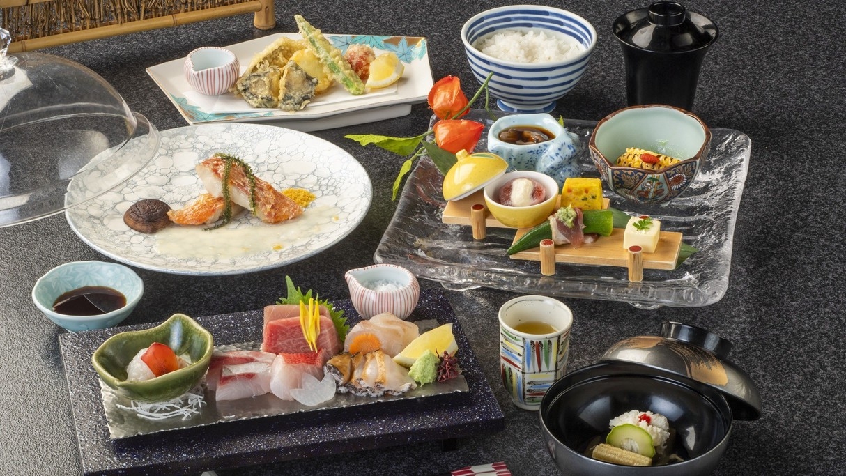 【自家源泉露天風呂付】 スイートルームで寛ぐ特別な休日　ダイニング「銀の海」で味わう［海コース］