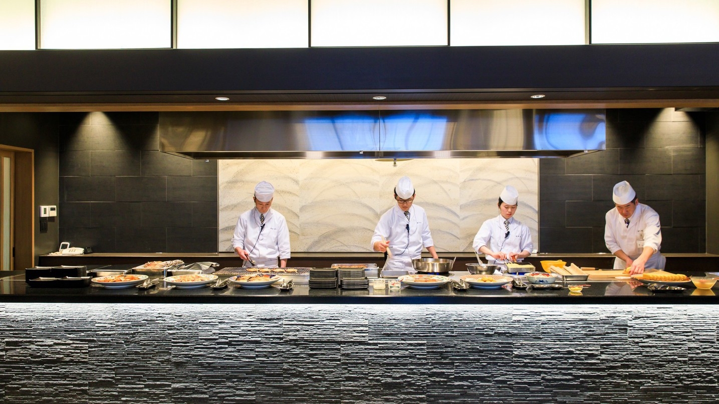 【自家源泉露天風呂付】 スイートルームで寛ぐ特別な休日　ダイニング「銀の海」で味わう［海コース］