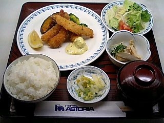 二食付（夕食：日替サービスメニュー/ 朝食：和・洋朝食）