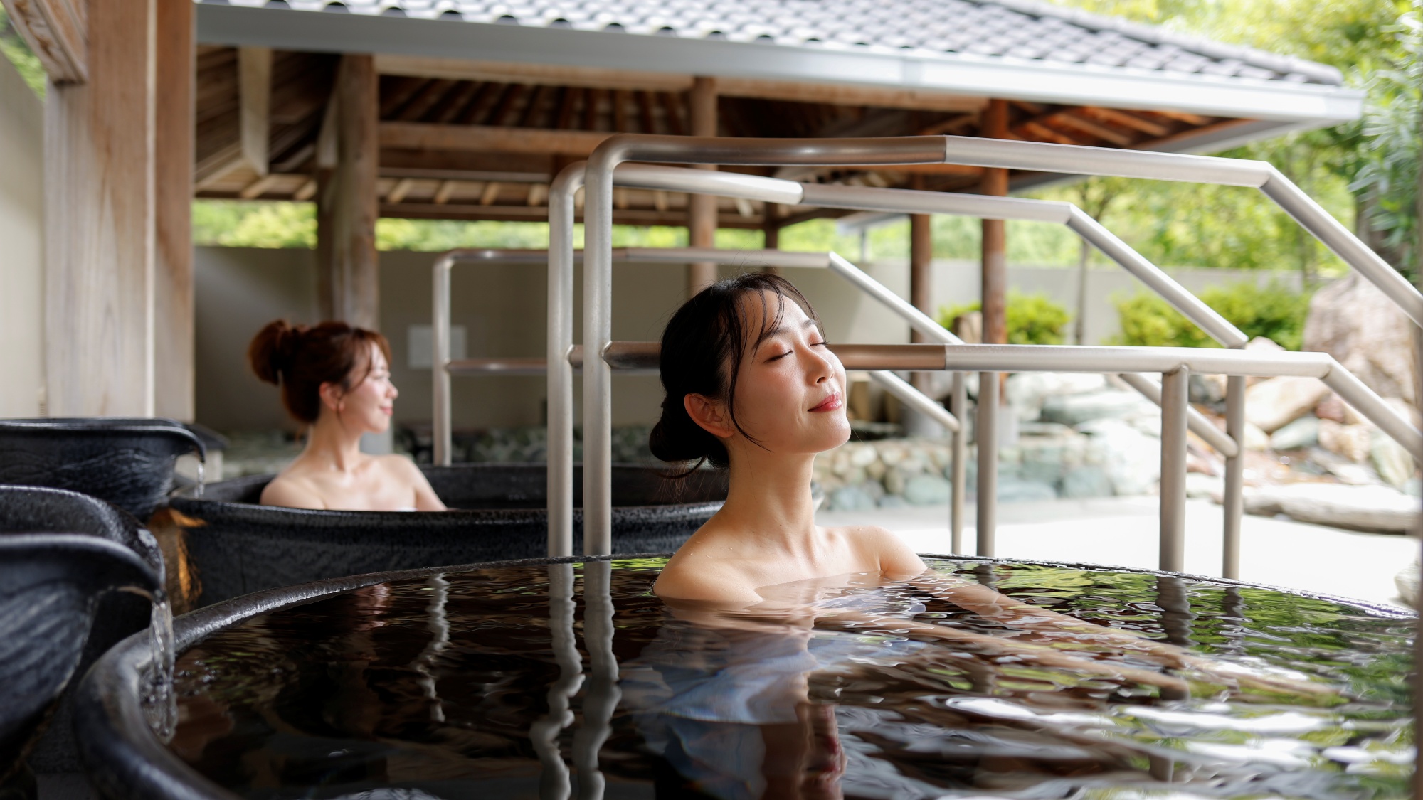 露天風呂※撮影の為バスタオルを着用しております。