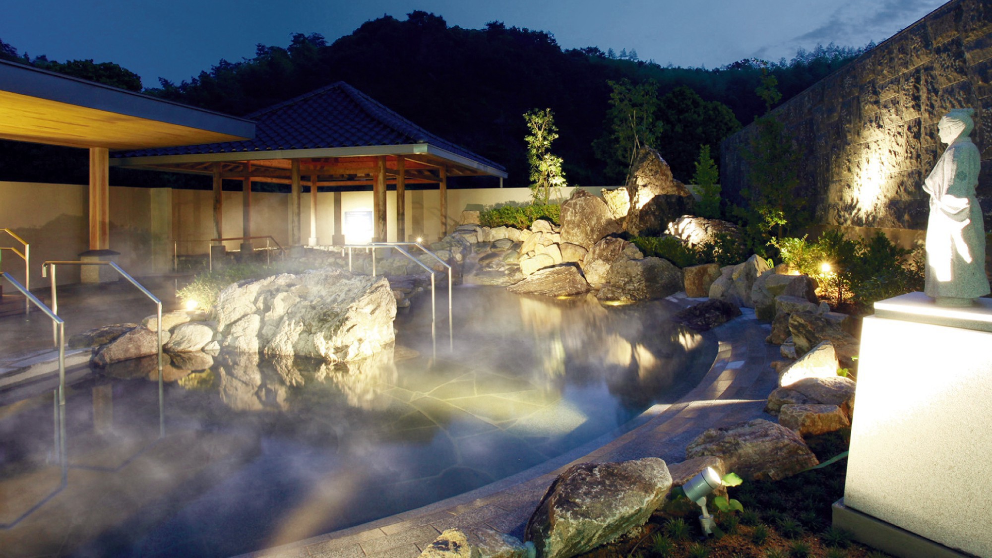 露天風呂内には高知県の偉人ミニチュア像が建ち、夜にはライトアップされます。