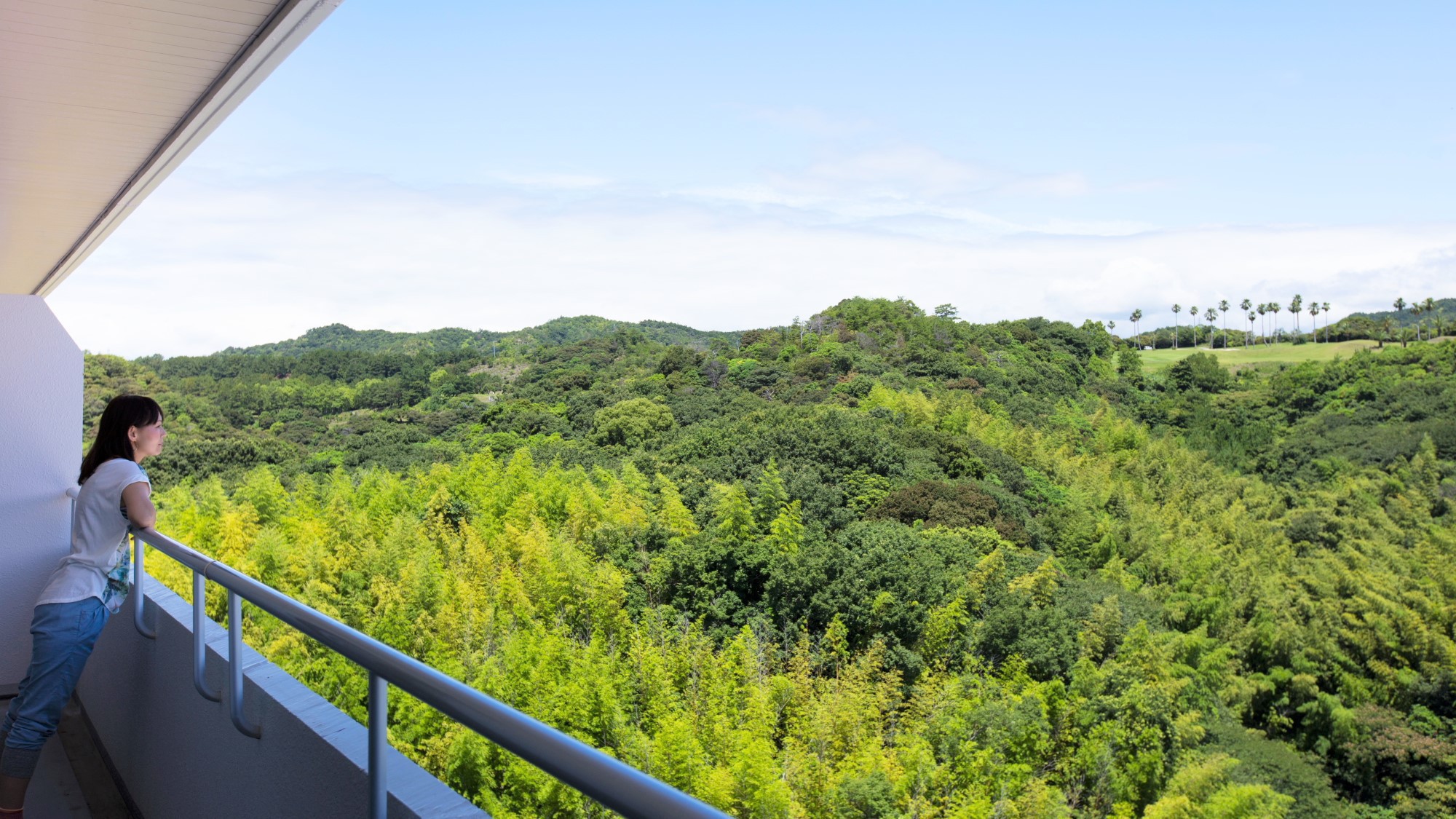山側景観客室からは土佐の雄大な山並みと大空のコントラスト、またゴルフ場をご覧いただけます。