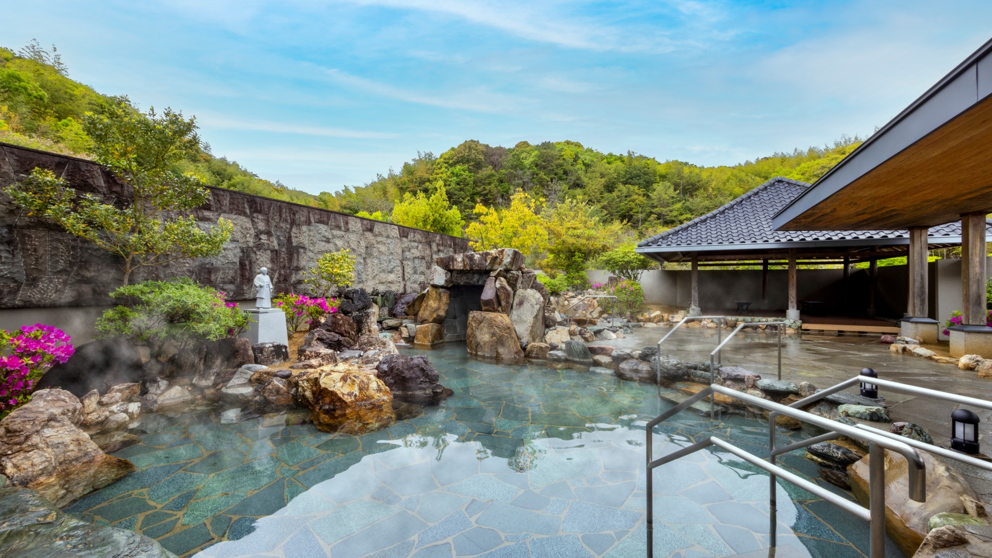 ホテルには2つのタイプの露天風呂「桂浜」と「室戸岬」があります。（写真は桂浜）