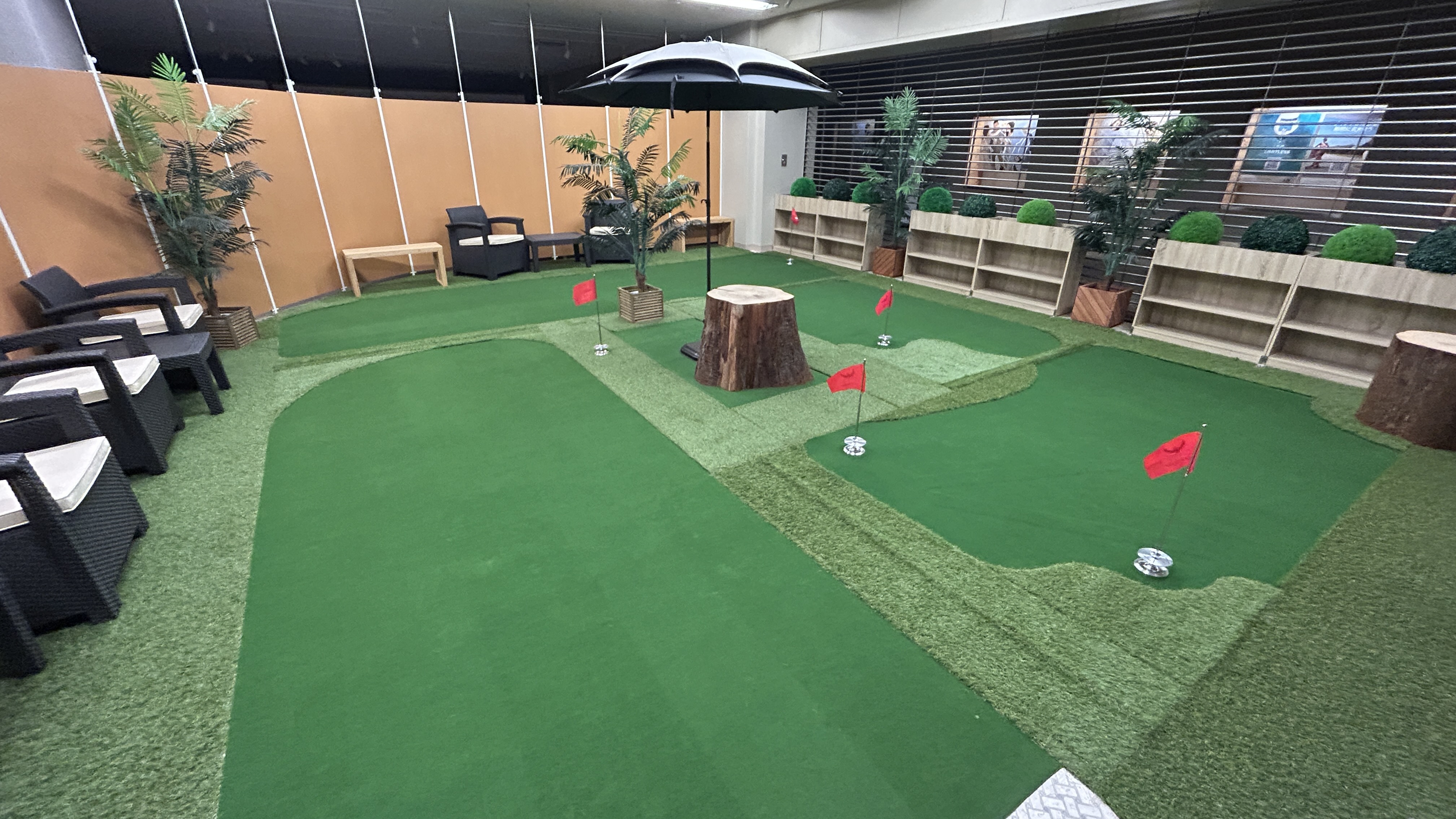 屋内パターゴルフラウンジ
