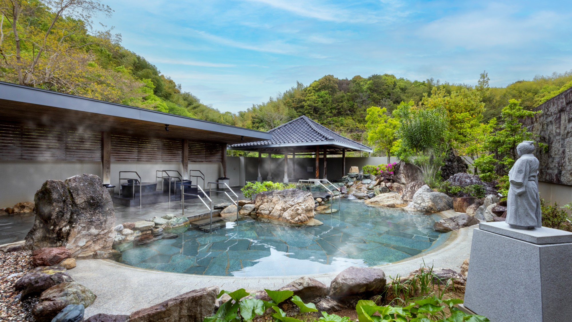 ホテルには2つのタイプの露天風呂「桂浜」と「室戸岬」があります。（写真は桂浜）