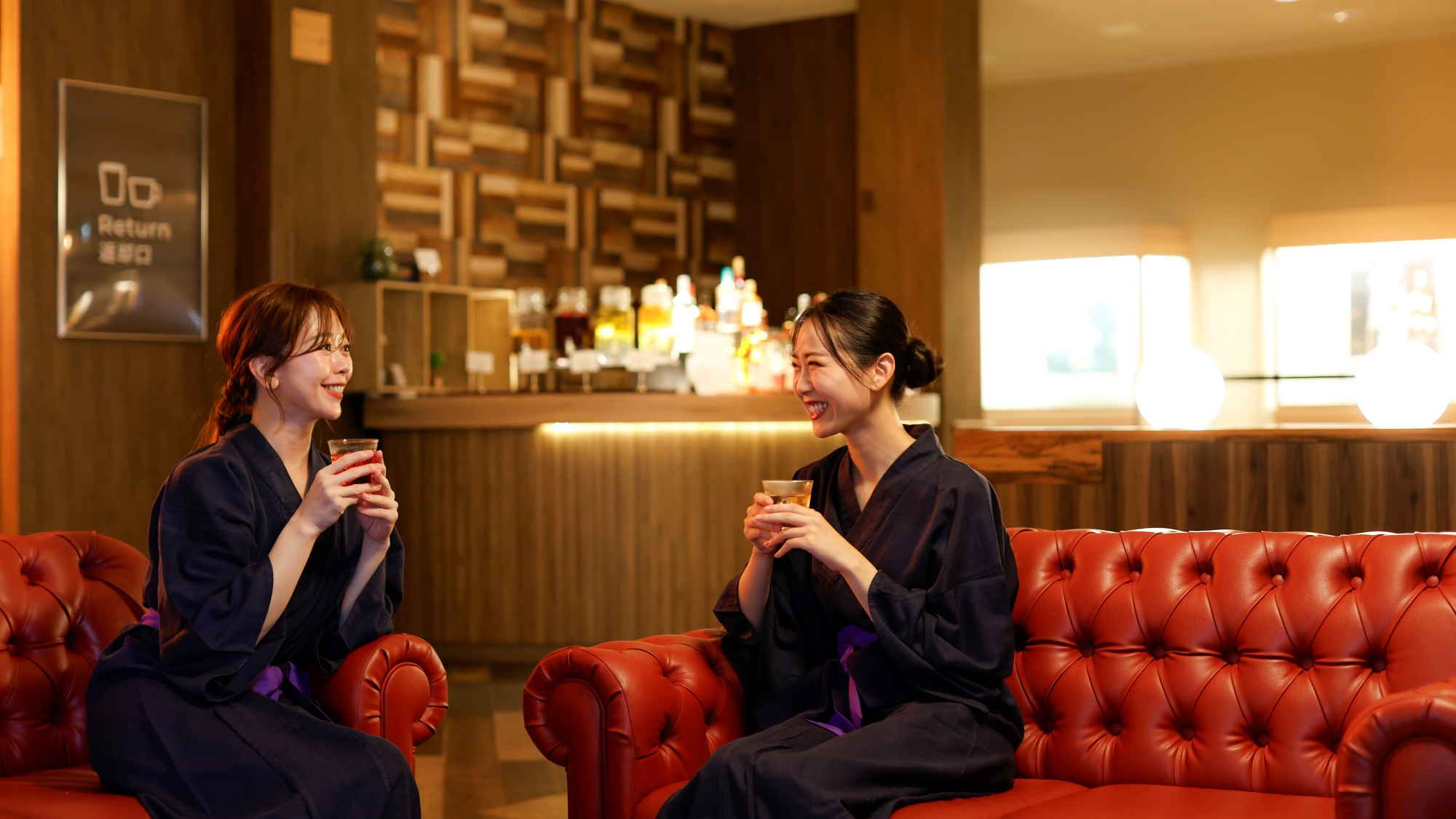 くつろぎのひととき。心ほどけるラウンジで、癒しの時間を。