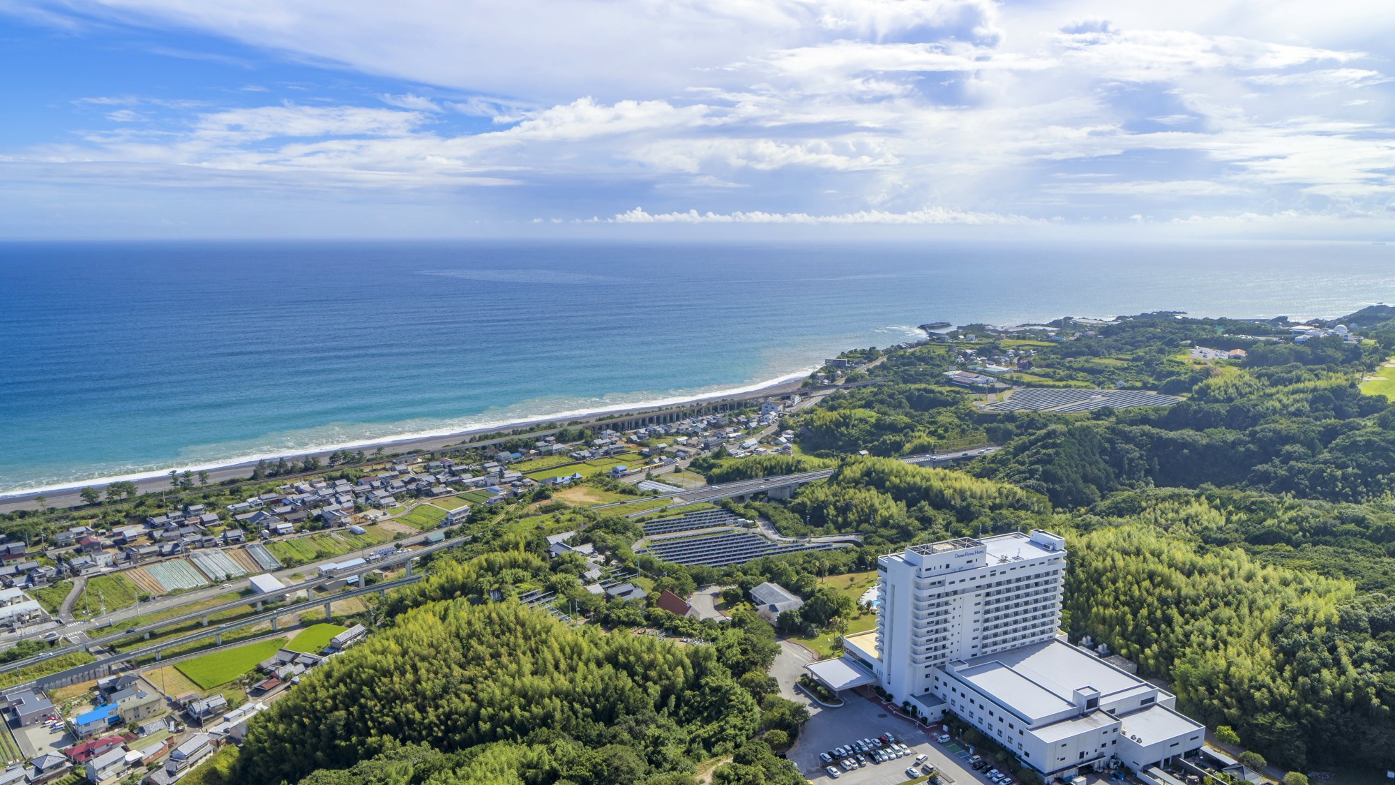雄大な太平洋とのどかな芸西村の風景は当ホテルならではのロケーションです。