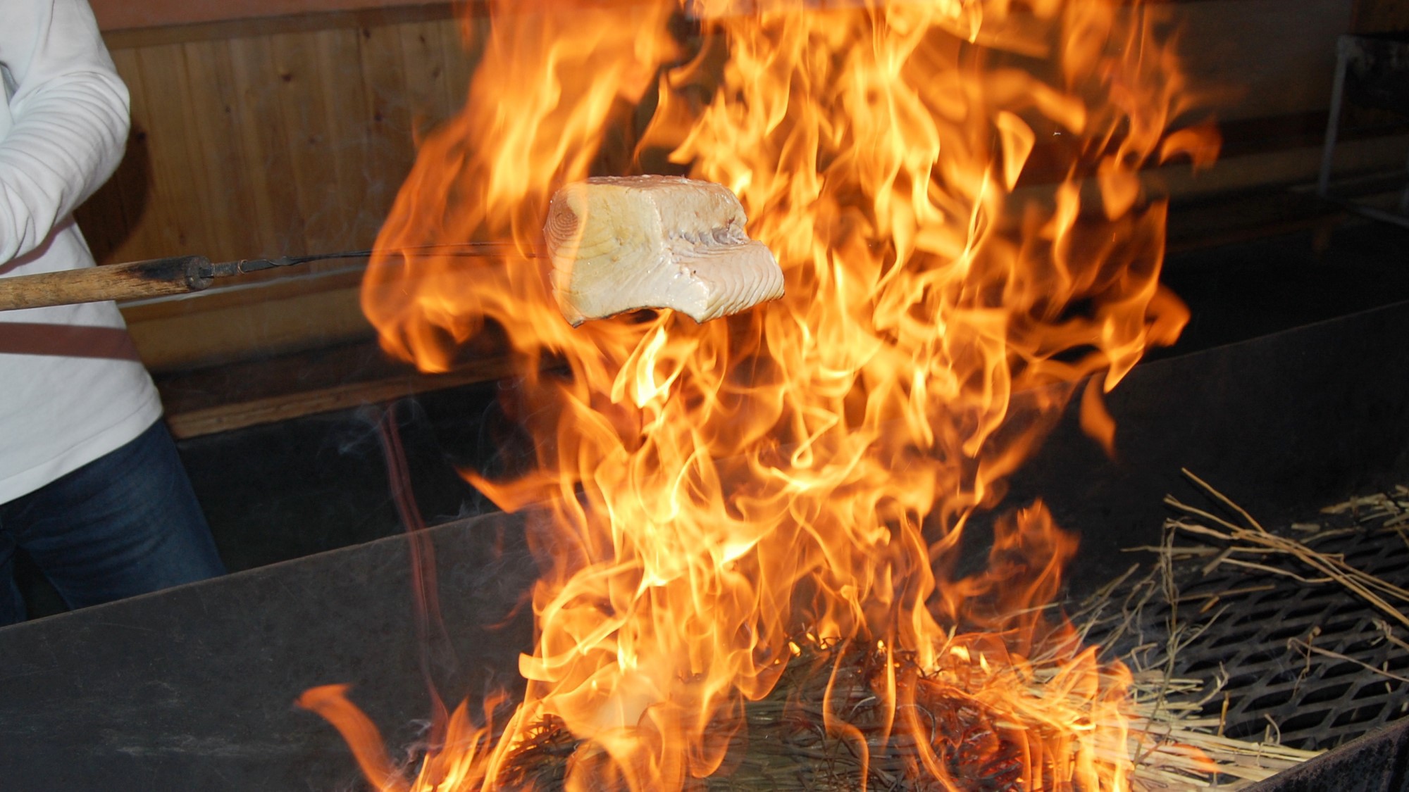 炎にちょっぴりビックリいたしますがこの強い火力が美味しい鰹の藁焼きタタキを作るポイント！