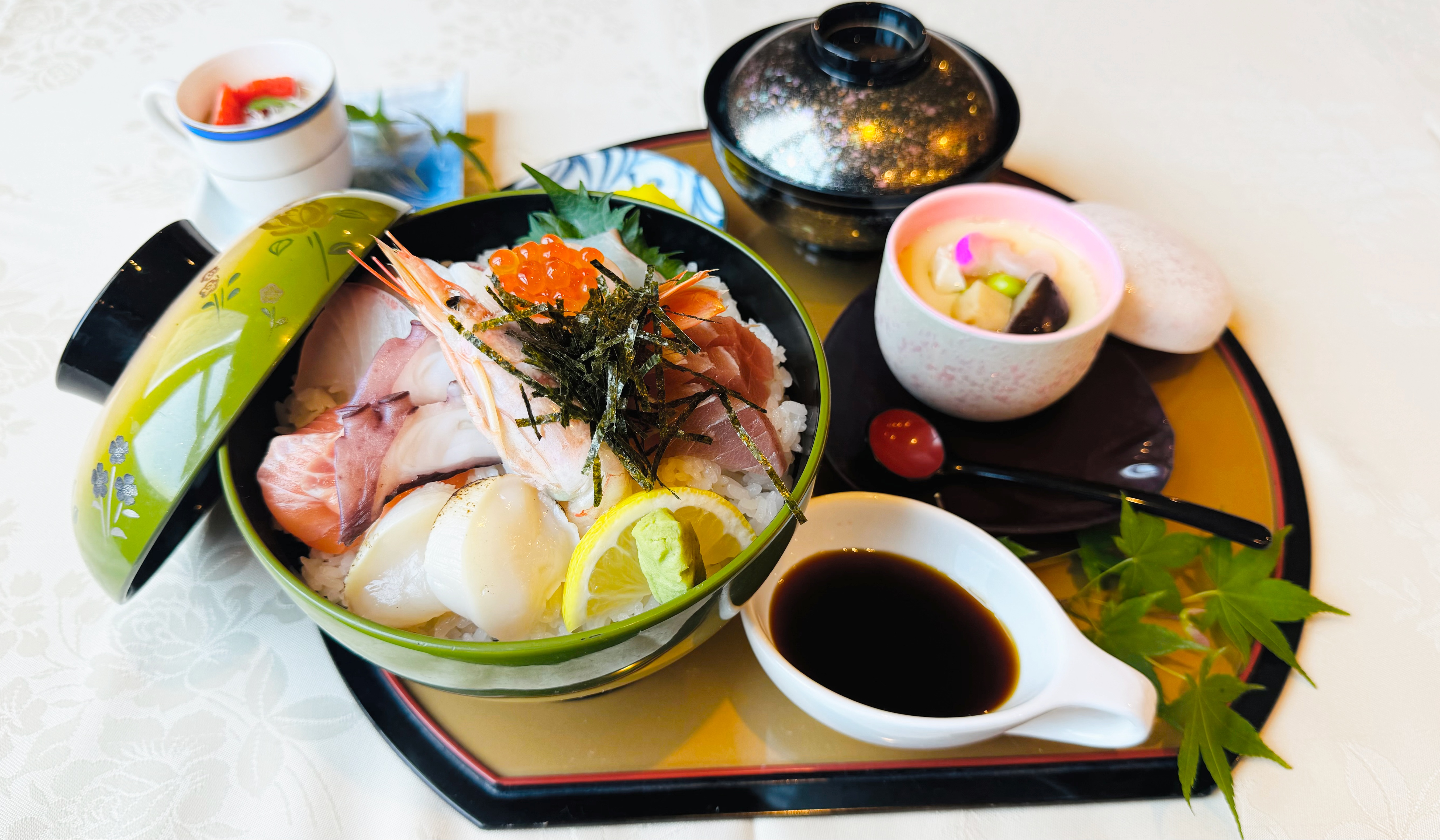 2階 和食処 若潮 「海鮮丼」　3,300円　※ランチのみの提供