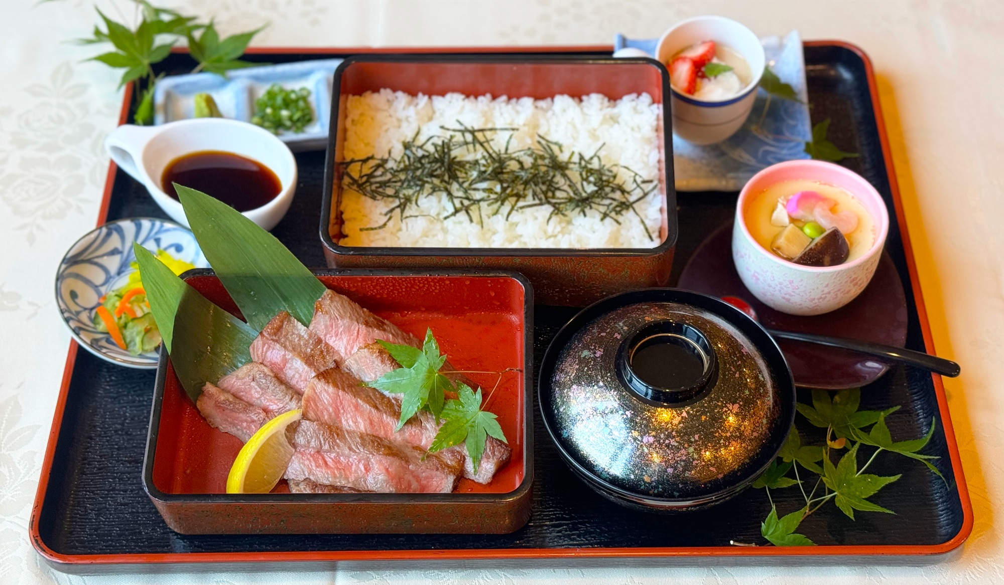 2階和食処 若潮 ランチ例：おおいた和牛ステーキ重 3,500円 