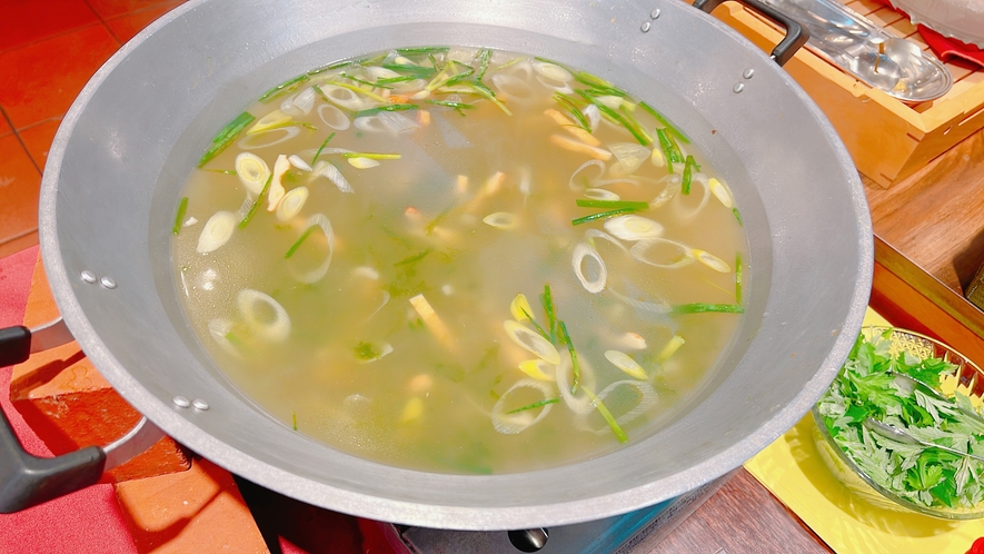 沖縄料理にはかかせないシンメー鍋。具材は日によって変わります。宮古そばにかけて、お召し上がりください