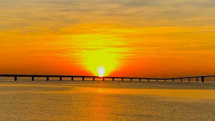 島風景　夕日と伊良部大橋