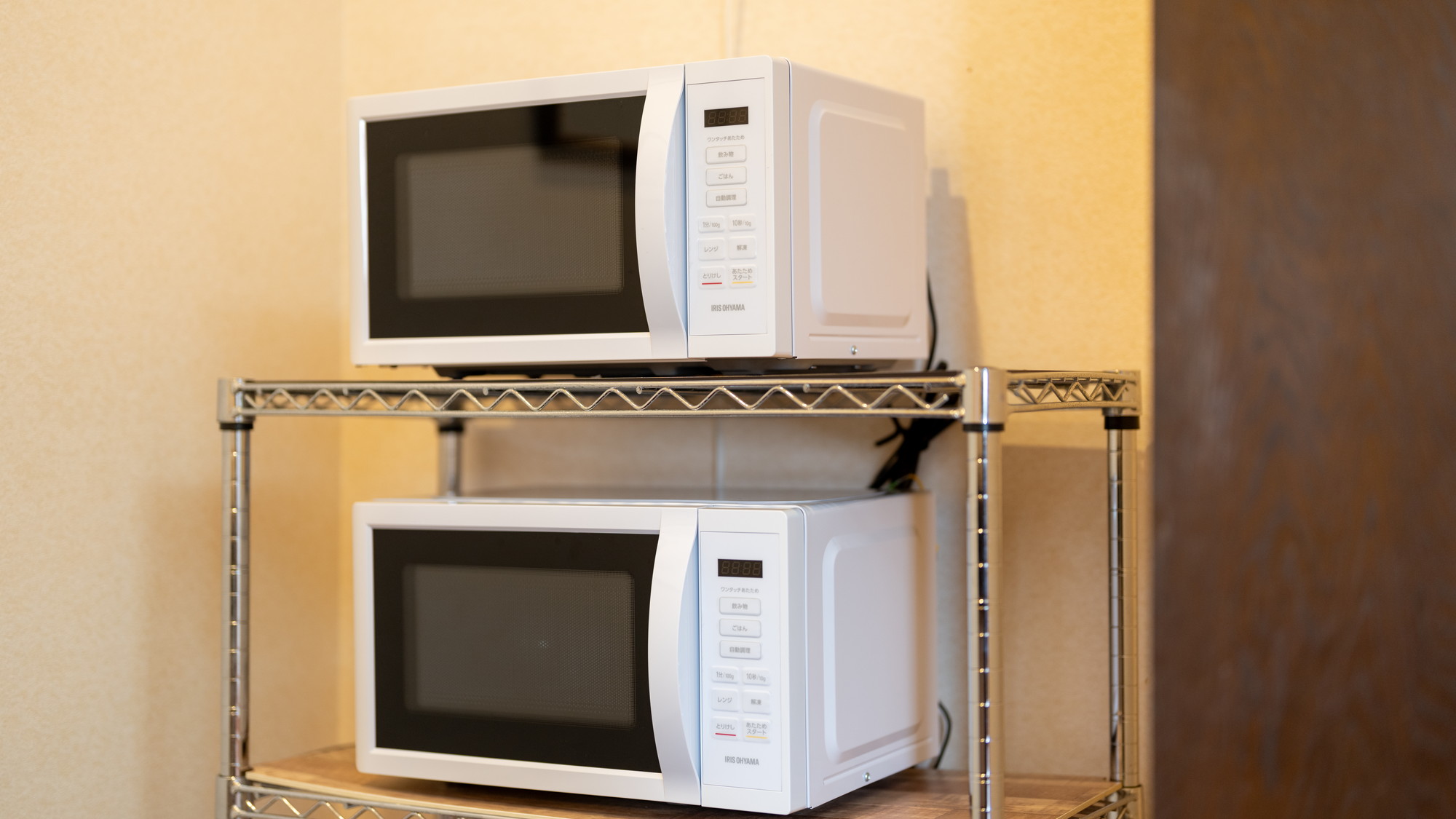 1Fエレベーターホールに電子レンジをご用意しております。