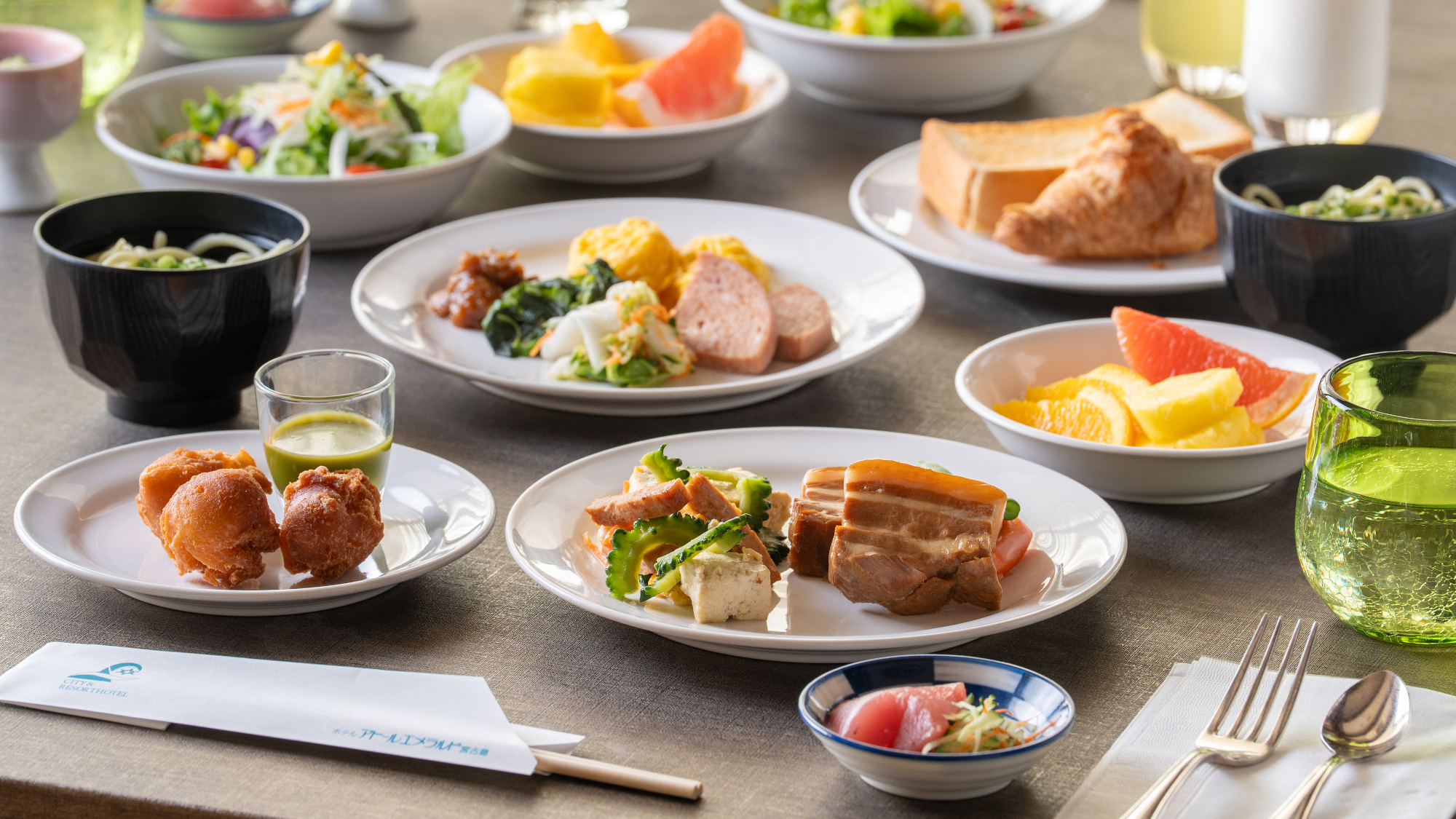お刺身や郷土料理のチャンプルー、そば等、豊富なメニューが並ぶブッフェ形式でご用意しております。