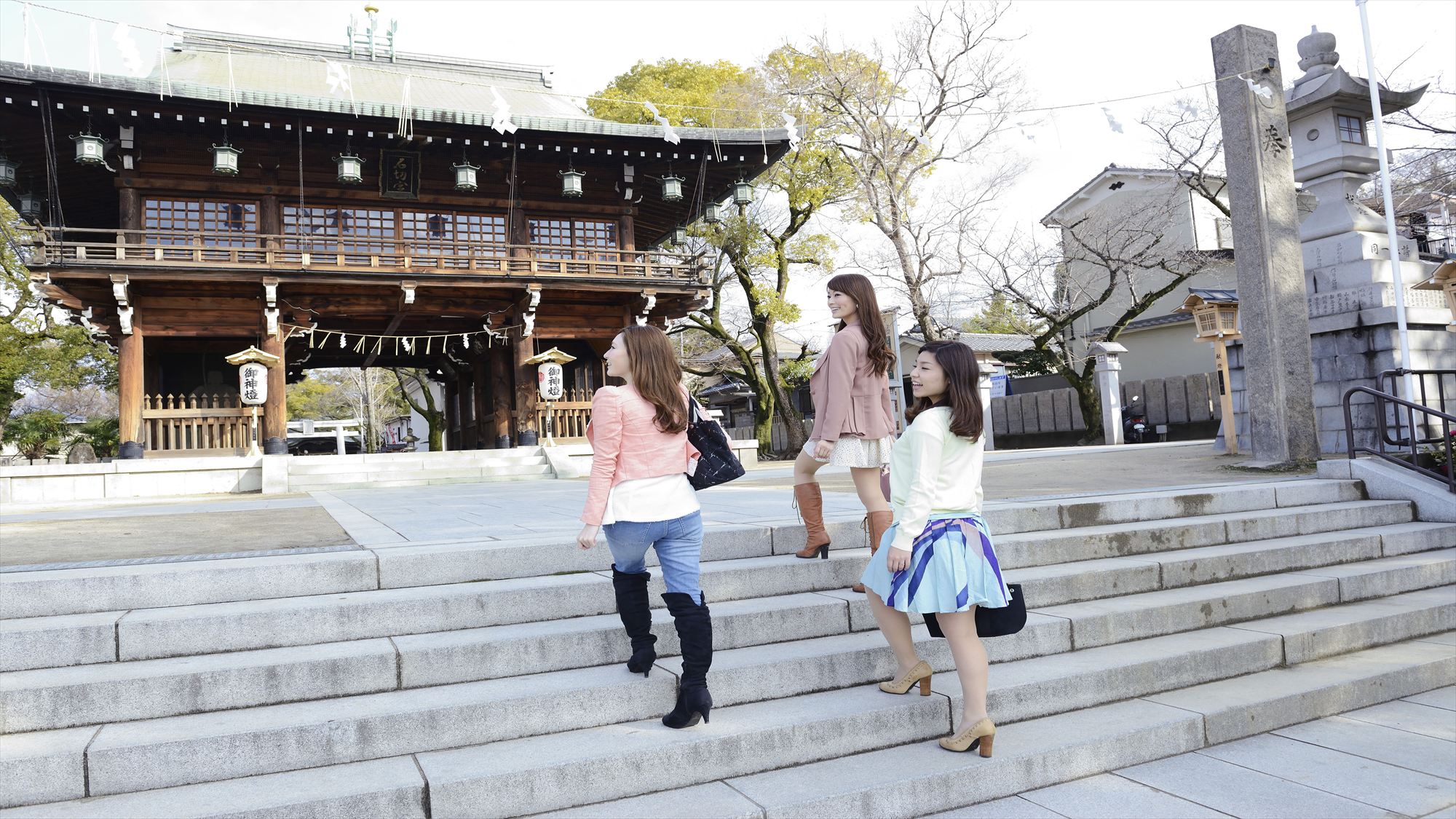ホテル周辺観光スポット☆歴史ある神社へ続く石段を進もう。