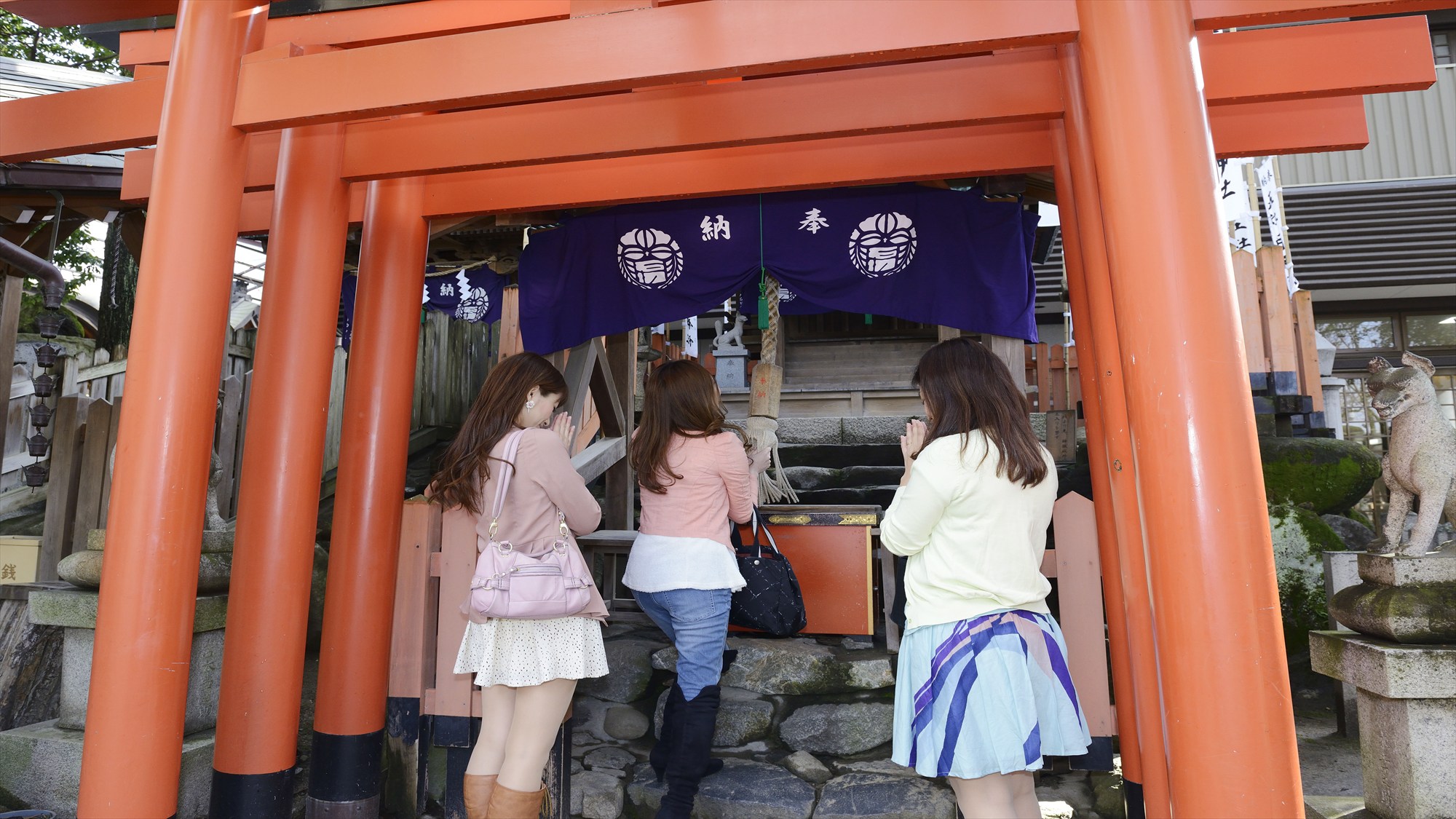 ホテル周辺観光スポット☆鳥居をくぐって心静かに参拝。