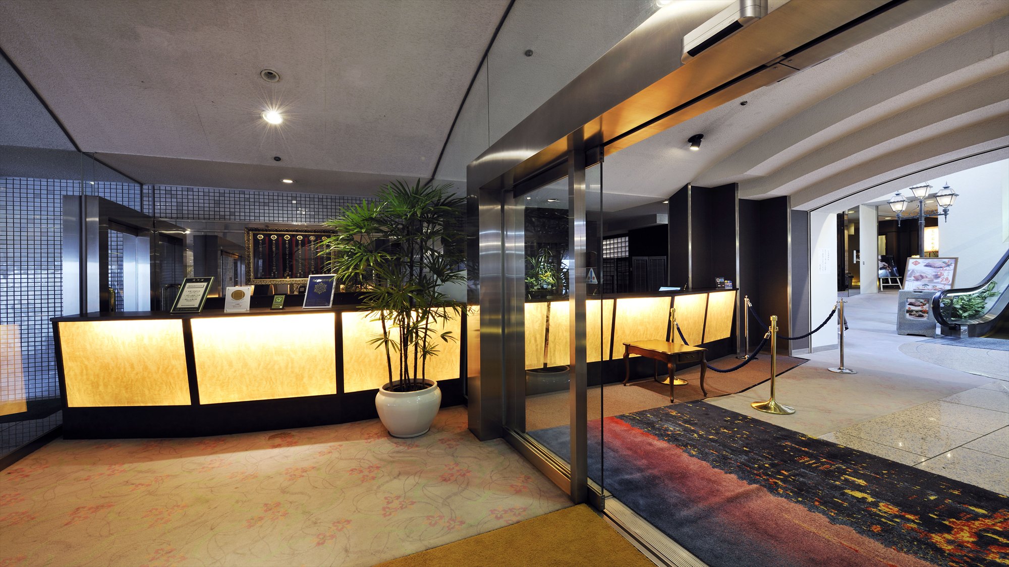 フロント☆北館1階、明るく開放感のあるエントランスでお出迎え