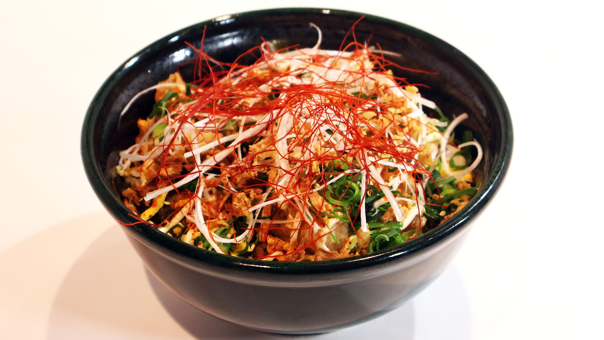 関西味めぐり夕食一例：「鶏から飯 赤」ピリリと効いた一味マヨが秘伝だれと相性抜群！