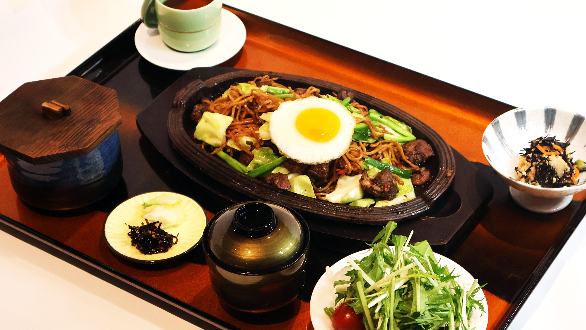 関西味めぐり夕食一例：炭火焼の風味漂う豚タンがごろっと入った「豚タン焼きそば」熱々の鉄板でご提供！