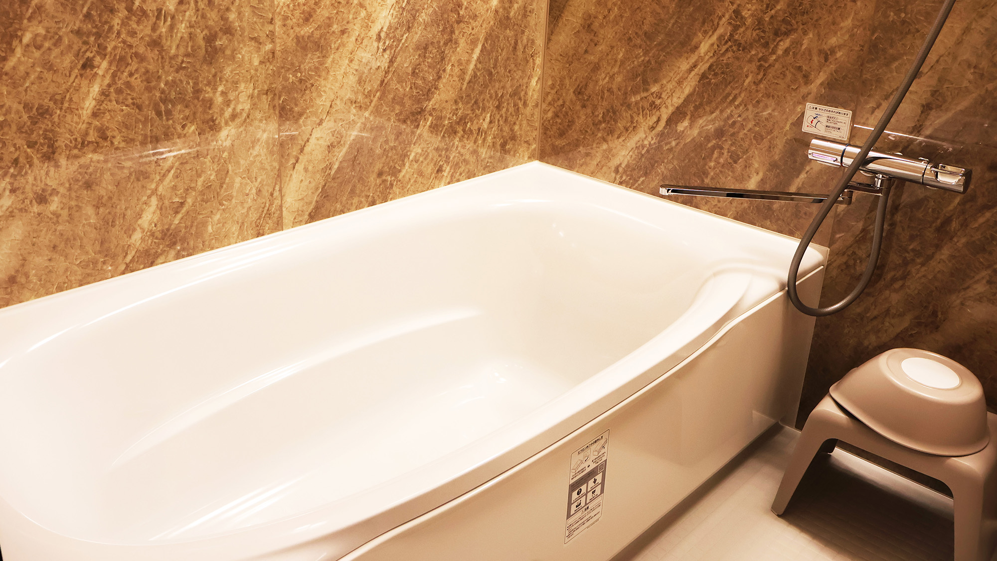 和楽～和モダンスタイルルーム～：和の落ち着きと現代的な機能性を兼ね備えた、1室限定の特別ルームです。