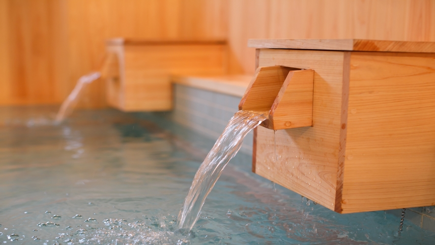 本館大浴場「檜の湯」：香りと色合いの優しさに癒される檜風呂。男女時間交代制です。