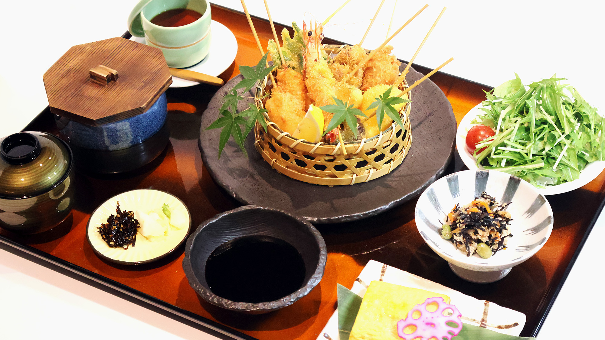 関西味めぐり夕食一例：「串カツ御膳」大阪グルメの大定番！バリエーション豊かな具材を盛り合わせました。