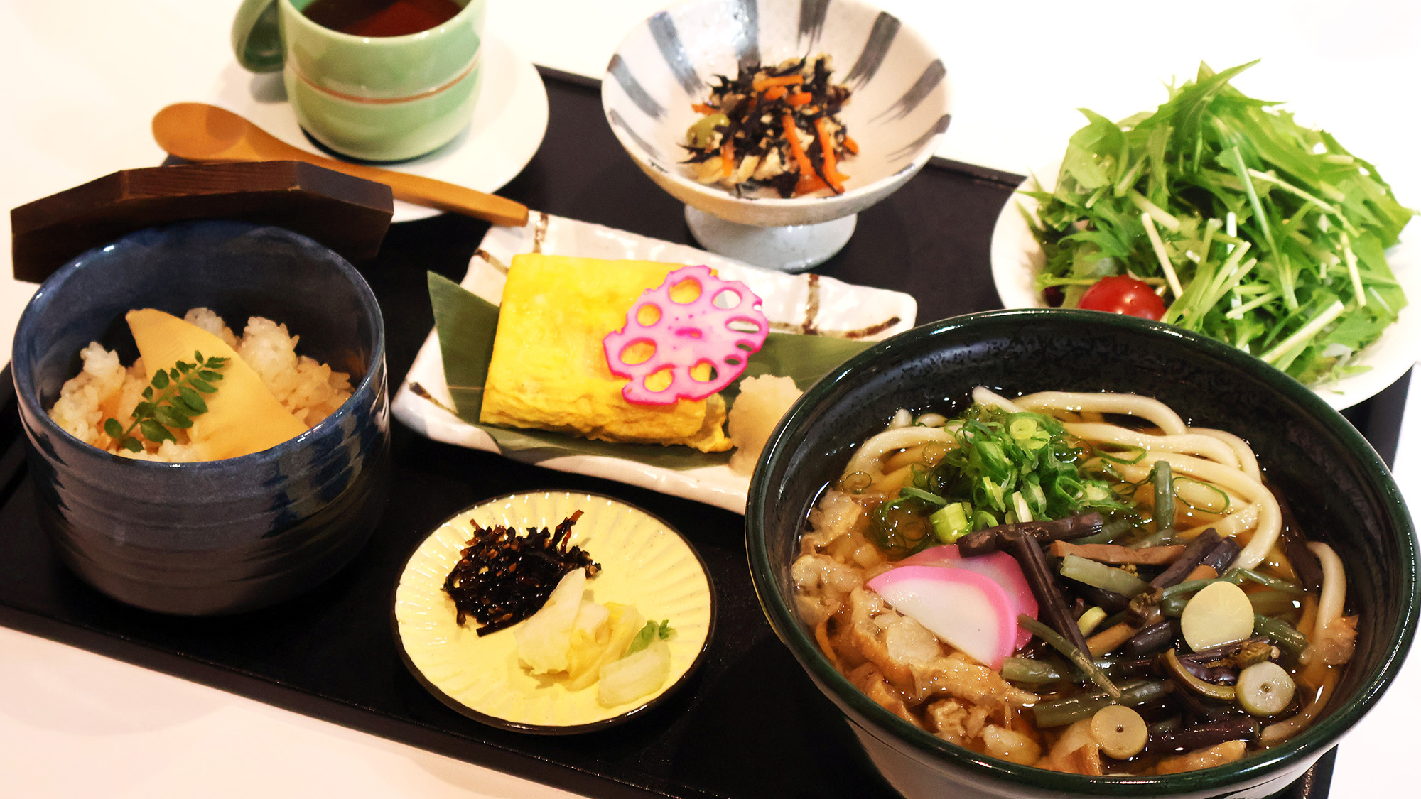 関西味めぐり夕食一例：「かすうどん」牛ホルモンを揚げた「油かす」の旨味が広がる大阪の郷土料理です。