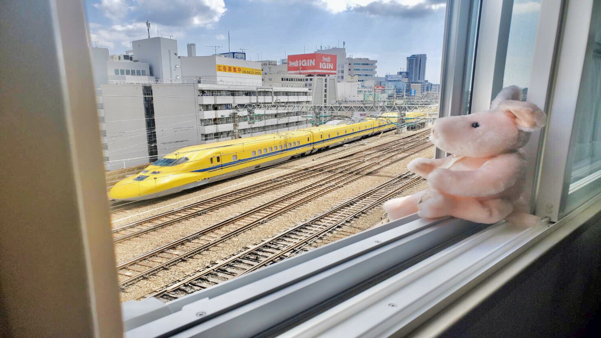 新大阪駅徒歩2分の好立地：運が良ければ幸せを運ぶ黄色の新幹線、ドクターイエローに出会えるかも♪